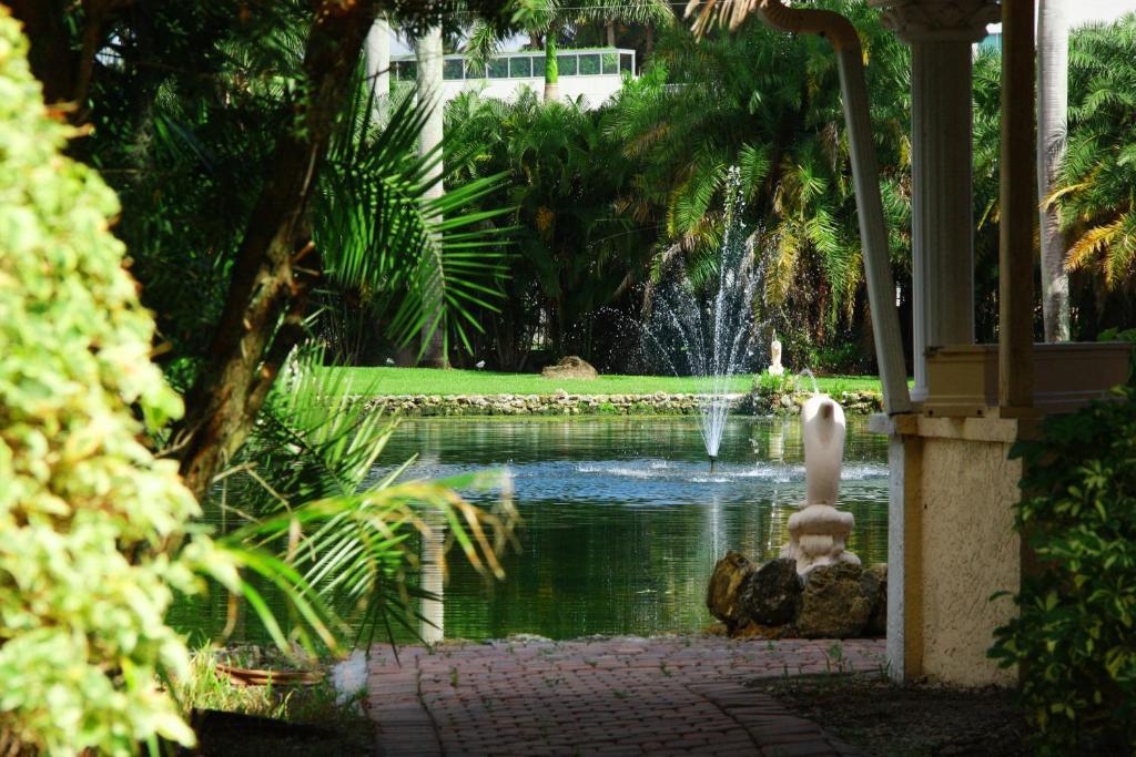 Rock Lake Not Open Due To Hurricane Damages Hotel Fort Myers Bagian luar foto