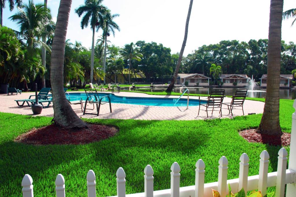 Rock Lake Not Open Due To Hurricane Damages Hotel Fort Myers Bagian luar foto