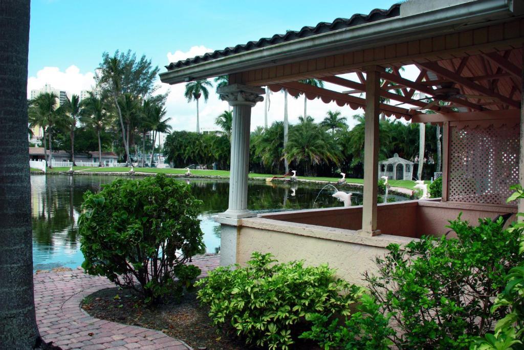 Rock Lake Not Open Due To Hurricane Damages Hotel Fort Myers Bagian luar foto